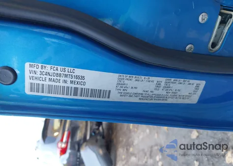 2021 Jeep Compass Latitude 4X4 z USA, uszkodzony, nr VIN 3C4NJDBB7MT516535